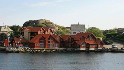 una gran casa en la orilla de un cuerpo de agua en Sirevåg Konferansehotell AS en Sirevåg