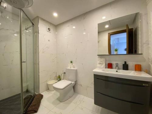Un baño con inodoro, lavabo y ducha. en Cosy Triangle D Or Bourgogne - By AppartAli, en Casablanca