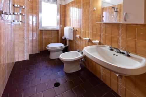 uma casa de banho com um lavatório, um WC e um lavatório. em Residence Rainbow em Bellaria-Igea Marina
