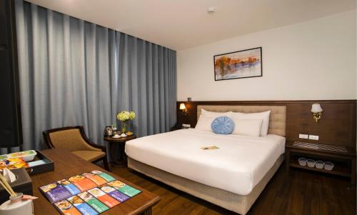 Giường trong phòng chung tại Western Hanoi Boutique Hotel