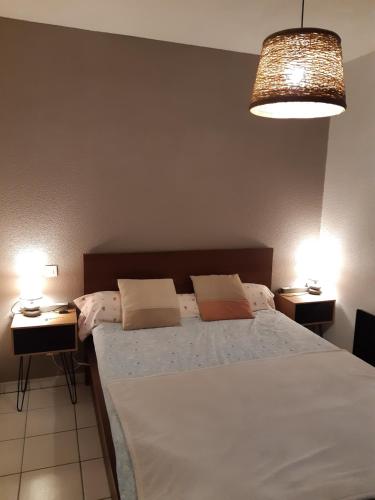 um quarto com uma cama grande e 2 mesas de cabeceira em Domaine des Pins Audenge Bassin d'Arcachon em Audenge