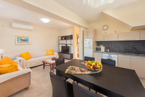 Dapur atau dapur kecil di Renata's Villas
