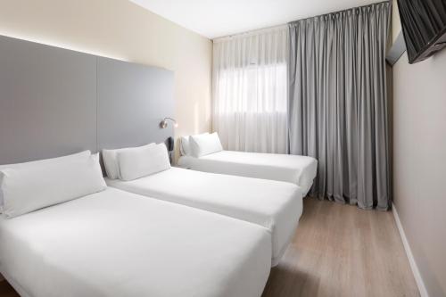 Postel nebo postele na pokoji v ubytování B&B HOTEL Barcelona Mollet