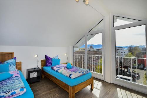 um quarto com duas camas e uma grande janela em Domicilio Azzurro em Lindau