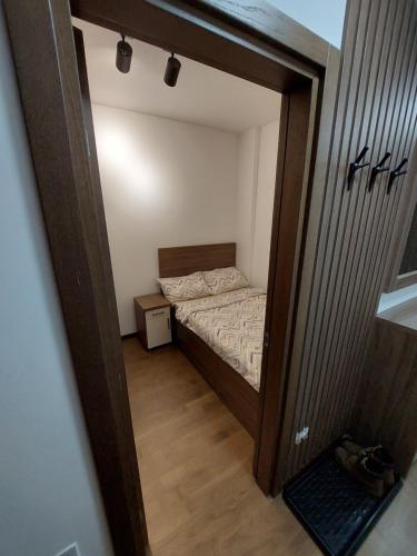 a small bedroom with a small bed in it at Apartman M 21 in Karaburma