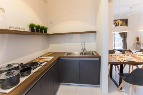 Küche/Küchenzeile in der Unterkunft ALOR SETAR IMPERIO PROFESSIONAL SUITE by Zenith Smart