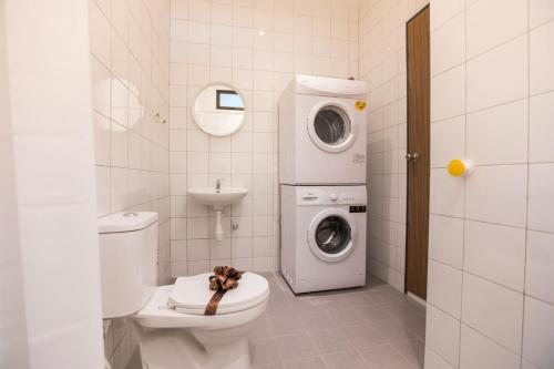 Ein Badezimmer in der Unterkunft ALOR SETAR IMPERIO PROFESSIONAL SUITE by Zenith Smart