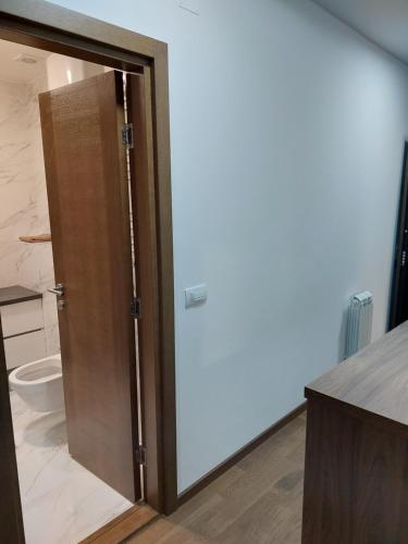 a bathroom with a door open to a toilet at Apartman M 21 in Karaburma