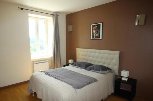Un dormitorio con una cama grande y una ventana en Le coudert en Limoges