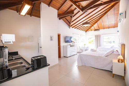 a kitchen and a bedroom with a bed and a sink at APART LAGOA BUZIOS- centro in Búzios