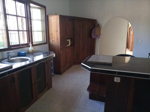 uma cozinha com um lavatório e uma bancada em Sea and sun em Cidade de Nacala
