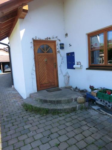 a house with a wooden door on the side of it at Urlaub am Inn in Wasserburg am Inn