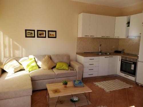 een woonkamer met een bank en een tafel bij Standart apartment in Durrës