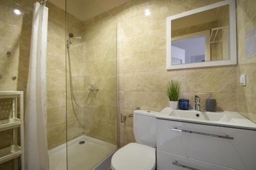 W łazience znajduje się toaleta, prysznic i umywalka. w obiekcie Domki Wierzbówka w mieście Mielno