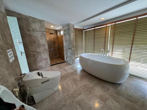 baño grande con bañera y lavamanos en Nancy Grand Villa seaview 2 en Vung Tau