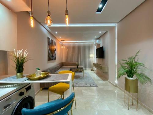 - un salon avec une table et des chaises jaunes dans l'établissement Charming Top Floor Bourgogne - By AppartAli, à Casablanca