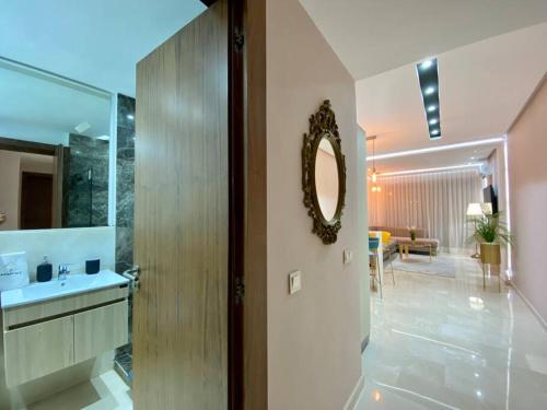 uma casa de banho com um lavatório e um espelho na parede em Charming Top Floor Bourgogne - By AppartAli em Casablanca