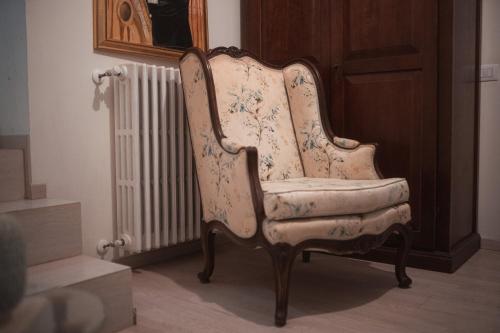 an old chair next to a radiator in a room at A casa di Asia in Viterbo