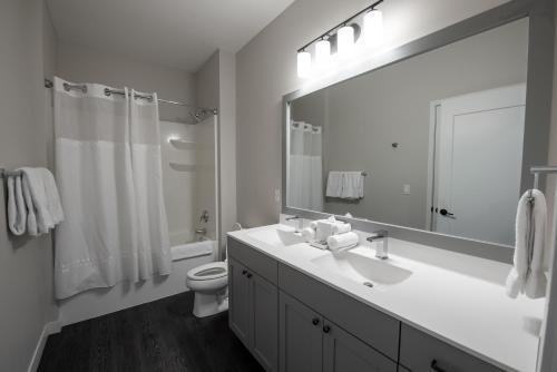 W łazience znajduje się umywalka, toaleta i lustro. w obiekcie The Berkman w mieście Rochester