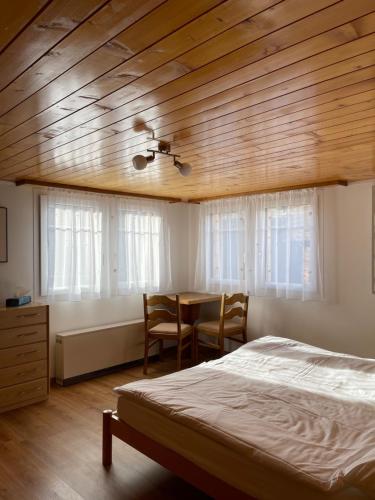 グレヘンにあるMoritzhausのベッドルーム1室(ベッド1台、テーブル、椅子付)