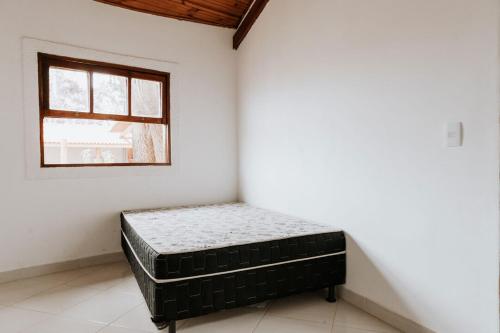 a mattress sitting in a corner of a room with a window at Casa c conforto piscina e churrasqueira Atibaia in Atibaia