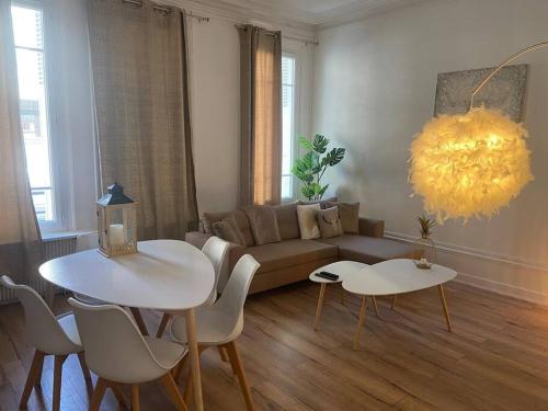 sala de estar con 2 mesas y sofá en LE GALET BLANC cosy T2 en centre ville du Havre, en Le Havre