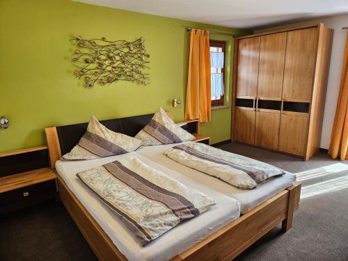 Postel nebo postele na pokoji v ubytování Hotel Leonhardihof