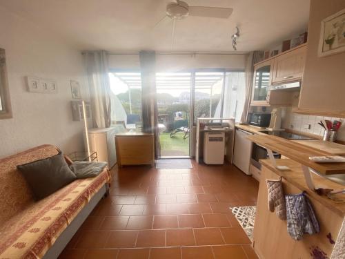 - une cuisine avec un canapé et une table dans une chambre dans l'établissement AS22947-Studio cabine résidence direct sur plage, au Grau-du-Roi