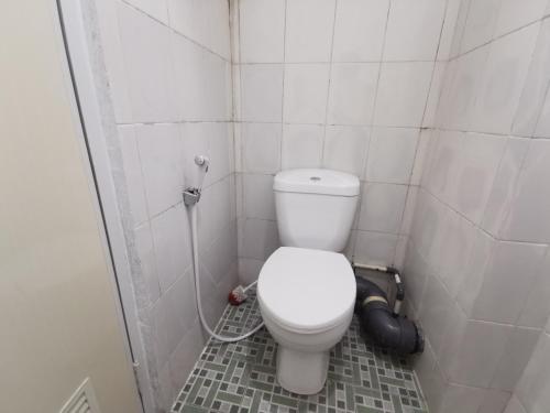 a small bathroom with a white toilet in it at Mailbox Arsakha Lobi B Cibubur Village in Cibubur