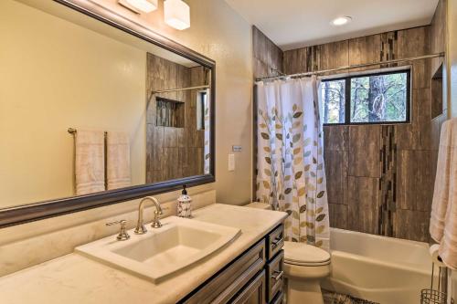 y baño con lavabo, aseo y espejo. en Flagstaff Home with Back Deck - 5 Mi to Downtown en Flagstaff