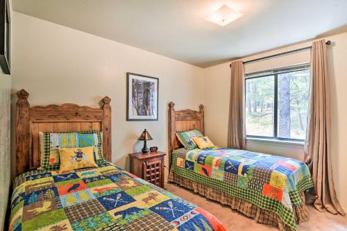 1 dormitorio con 2 camas y ventana en Flagstaff Home with Back Deck - 5 Mi to Downtown en Flagstaff