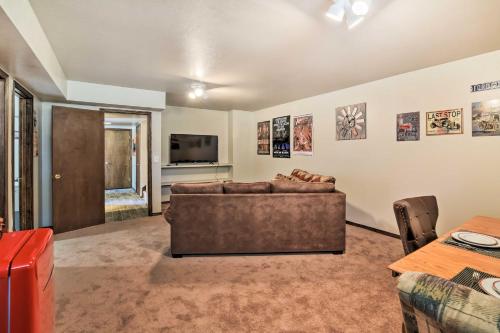 Μια τηλεόραση ή/και κέντρο ψυχαγωγίας στο Flagstaff Home with Back Deck - 5 Mi to Downtown