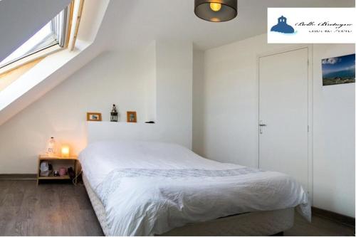 PlovanにあるBelle Bretagne Meil ar Moanの白いベッドルーム(ベッド1台、窓付)
