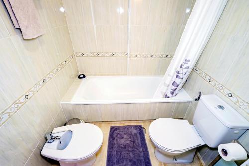 un bagno con un water, un lavandino e una vasca di La Manga 2 Bedroom Apartment near the Beach a Murcia