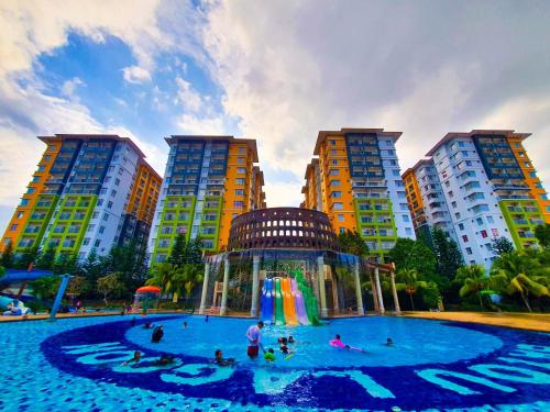 eine Gruppe von Personen in einem Wasserpark mit Gebäuden in der Unterkunft Wet Spot Amusement Water Themepark Family Suite - Enjoy Biggest Water Themepark Fun in Melaka Town in Malakka