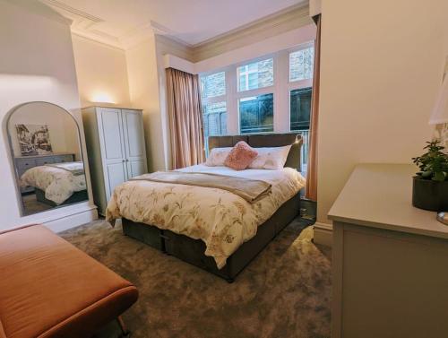 1 dormitorio con cama y ventana grande en Charming Victorian Home in Saltaire, en Saltaire