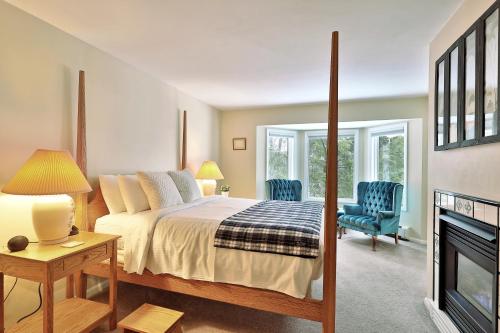 1 Schlafzimmer mit einem Bett, 2 Stühlen und einem Kamin in der Unterkunft The Birch Ridge- 3 Guest Rooms with ensuite baths, fireplaces, jacuzzi tubs, hot tub & more! Block C home in Killington