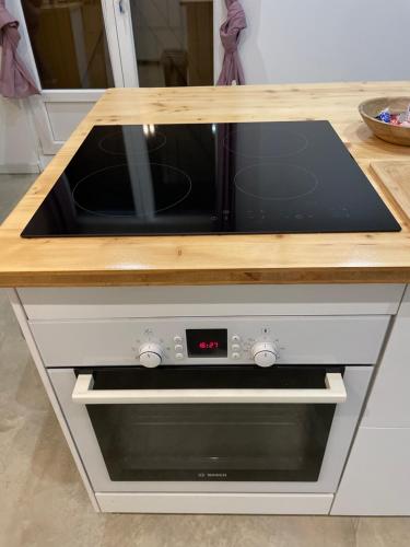 - un four micro-ondes installé sous un comptoir dans la cuisine dans l'établissement Appartement T2 Bayonne st esprit avec parking, à Bayonne