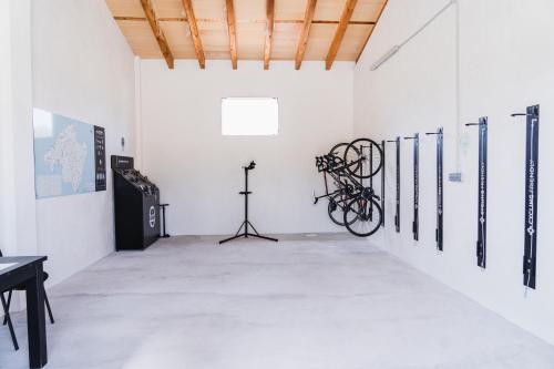 um quarto branco com uma bicicleta na parede em S'Hort de Son Caulelles - Adults Only em Marratxí 