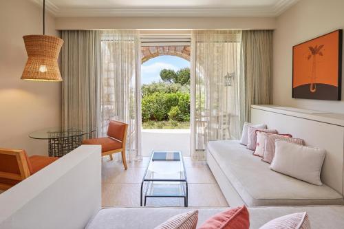 ein Wohnzimmer mit einem Sofa und einem Tisch in der Unterkunft The Westin Resort, Costa Navarino in Romanós