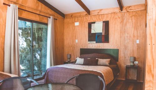 Ein Bett oder Betten in einem Zimmer der Unterkunft Hostería Millahue
