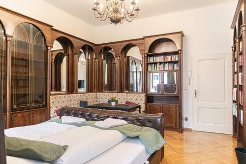 1 dormitorio con 1 cama y escritorio en una habitación en Large 4BR Apt Near Karlsplatz Ideal for Big Groups, en Viena