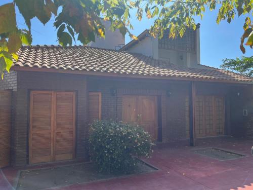 una casa con dos puertas y un techo en Casa Chakana en San Rafael