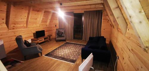 una vista aérea de una sala de estar en una cabaña de madera en Mariposa Bungalov, en Ayder