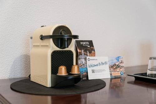 eine Kaffeemaschine und ein Buch auf dem Tisch in der Unterkunft GuestReady - Office Residence 3 in Porto