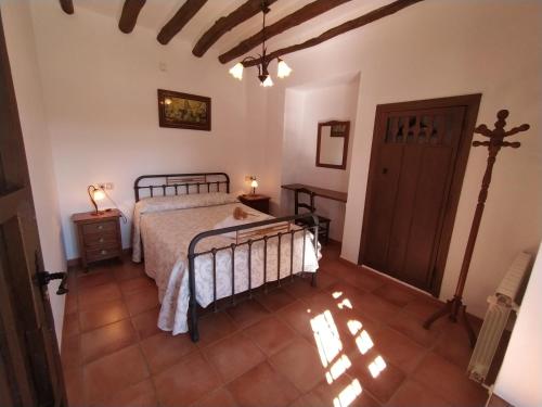 1 dormitorio con 1 cama en una habitación en Cortijo Los Petronilos, en Las Lagunillas