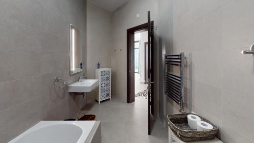 La salle de bains blanche est pourvue d'un lavabo et de toilettes. dans l'établissement St Julians Central luxury apartment, à San Ġiljan