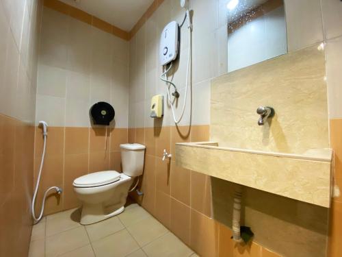 a bathroom with a toilet and a sink at Hotel 91 Taman Daya in Johor Bahru