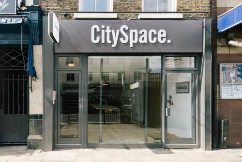 una señal espacial de la ciudad frente a una tienda en CitySpace Borough, en Londres