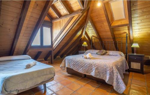 1 Schlafzimmer mit 2 Betten in einer Holzhütte in der Unterkunft Villa nórdica, Otura in Otura